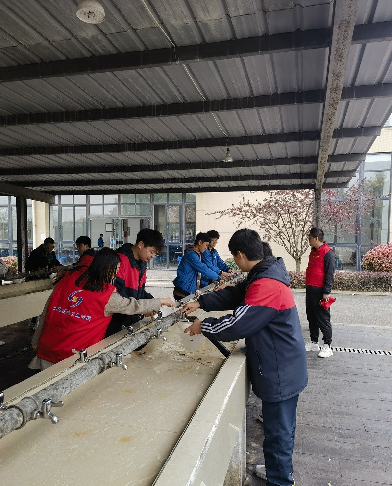 成都石化工业学校