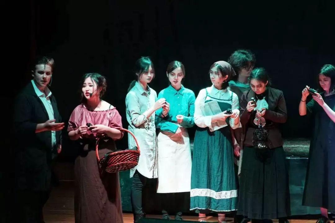 中加枫华国际学校音乐剧.jpg