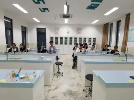 省泰中国际部化学实验室.jpg