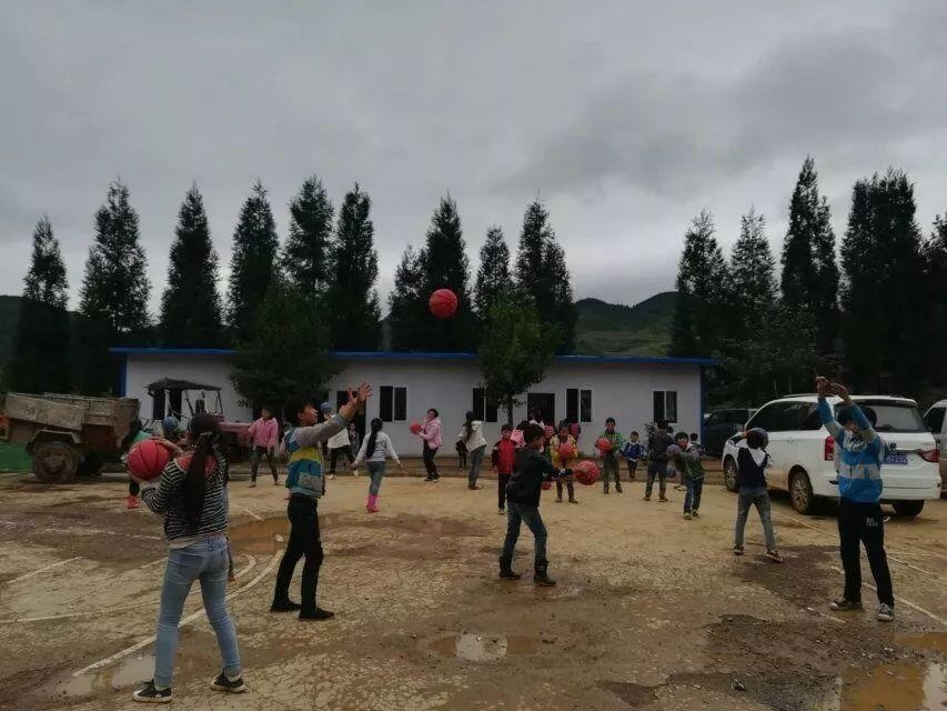 贵州六盘水市木果镇牛场小学.jpg