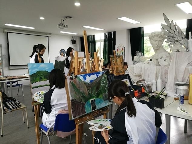 领科学生艺术学习.jpg