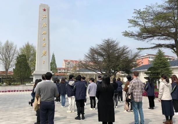 上海常青藤高中清明节祭扫活动.jpg