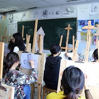 认真绘画