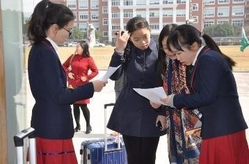 领科教育校园大使在耐心地向同学和家长们介绍