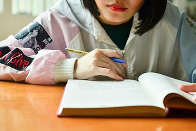 想要进行阶段性封闭式学习，需要学习氛围的学生