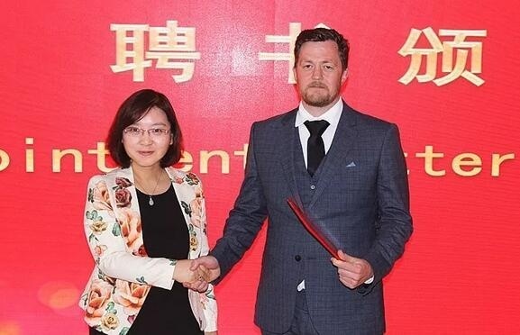 陈静校长为即将常驻湖州帕丁顿双语学校的Stephen Buckland校长颁发聘书.jpg