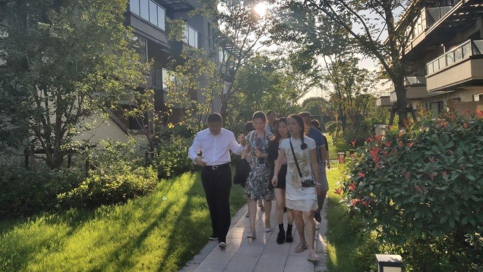 李校长陪同家长和学生参观新宿舍区.jpg