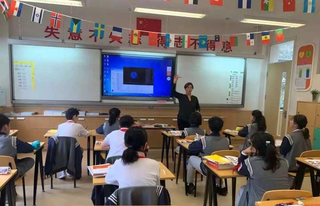 Melanie在六1班上德语课.jpg
