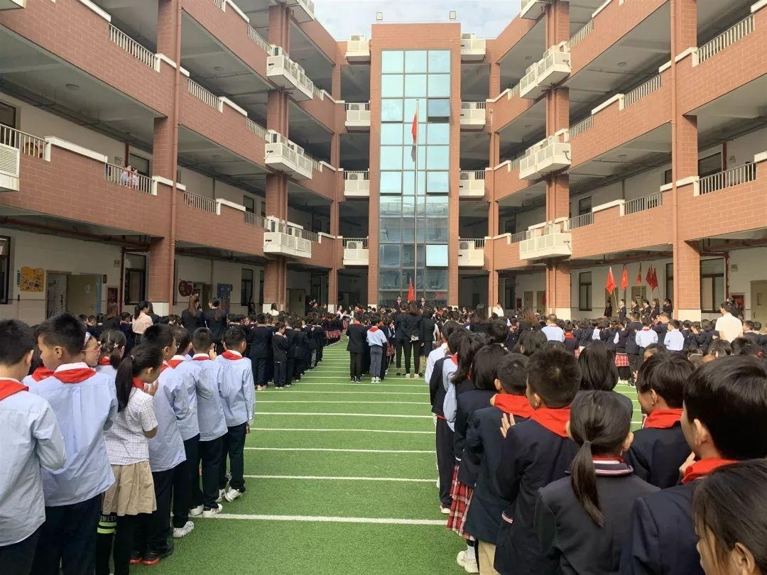 中加枫华国际学校小学部主题升旗仪式.jpg