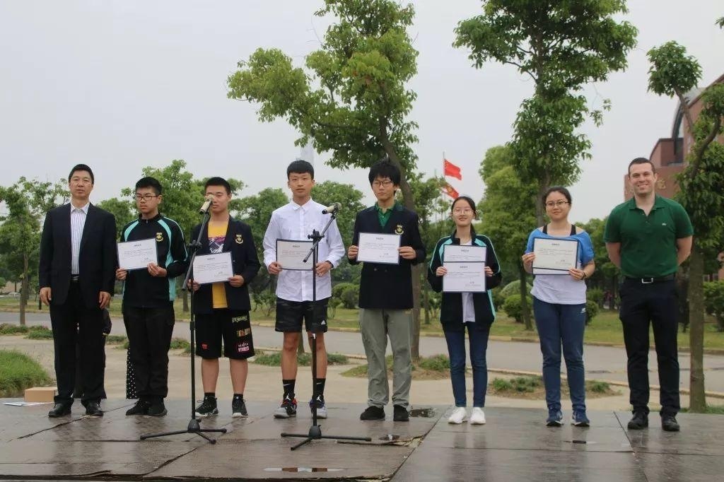 中加方校长为获奖学生和指导老师颁奖.jpg