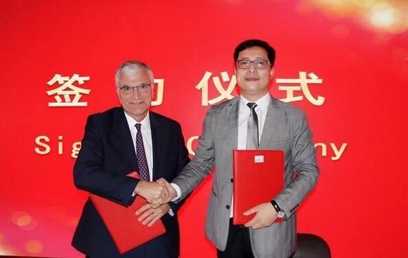董俊平总校长和Bill Colvin 董事长.jpg