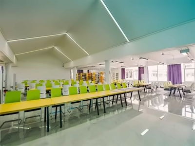 雷纳森英豪国际学院图书馆