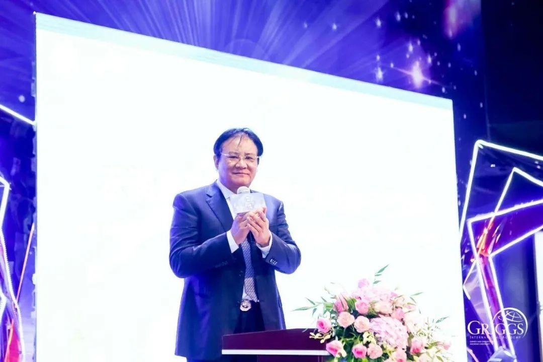 郑宏舫董事长在上海宏润博源学校2020届毕业典礼上发表讲话.jpg