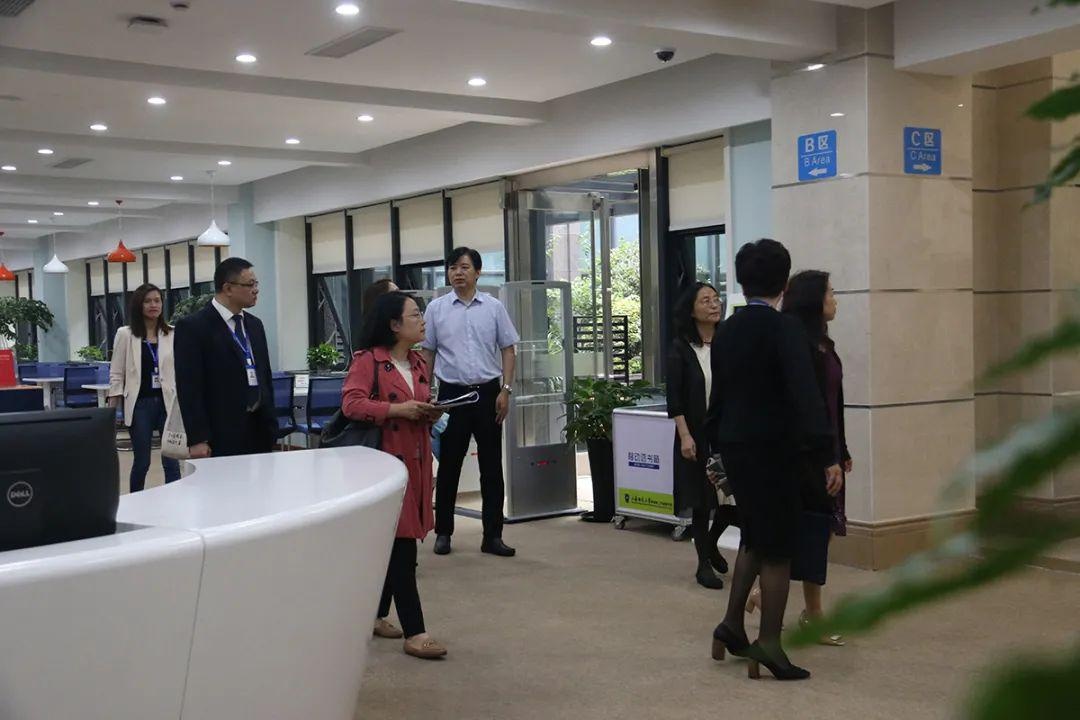 市教委领导莅临上海师范大学附属第二外国语学校指导调研.jpg
