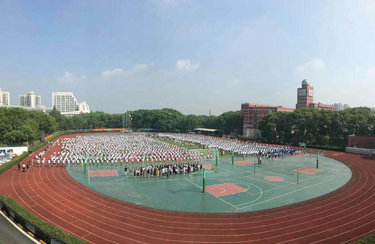 美国蓝带汇点高中开学典礼.jpg