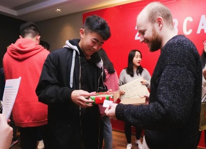 交换圣诞礼物.jpg