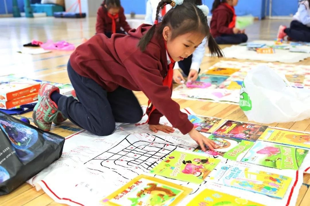 力迈中美学校跳蚤小书市，爱心大义卖