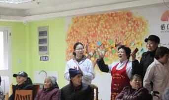 美国Lee Academy高级中学养老院公益活动：击鼓传花