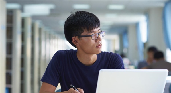 平昌县成人中等专业学校