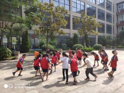 句容碧桂园学校英语大课间.jpg