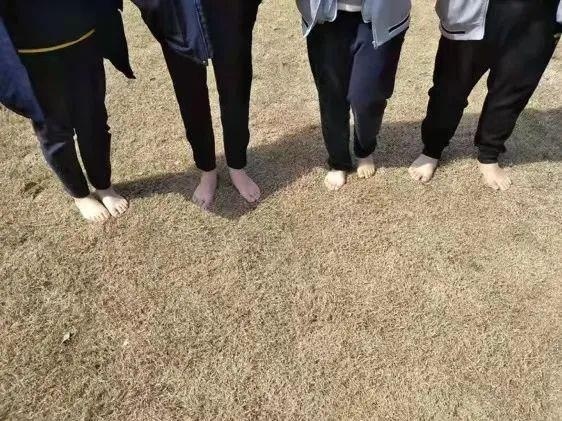 光脚感受大地.jpg