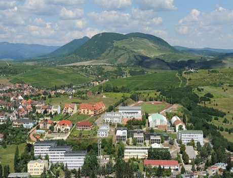 埃斯特哈齐卡洛里学院