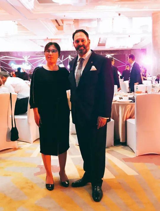上海英澳新国际高中校长柏萍和维多利亚州国际教育部部长Philip Dalidakis.jpg