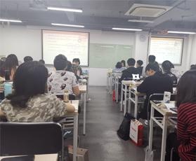 学生在认真上课