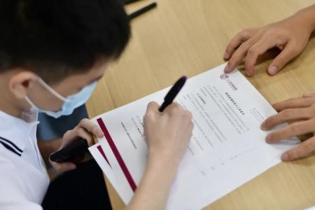 签署《新冠疫情防控个人承诺书》.jpg