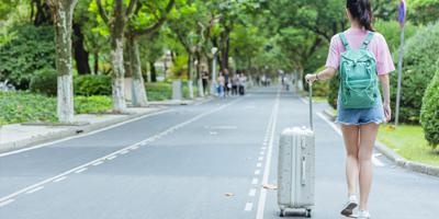 零基础对法语感兴趣者；实现加拿大魁北克移民或想较熟练地运用法语者