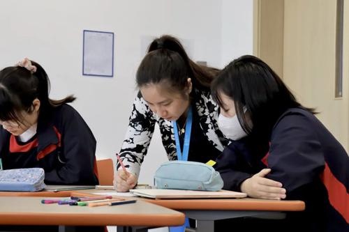 朱盈老师在给学生讲解题目