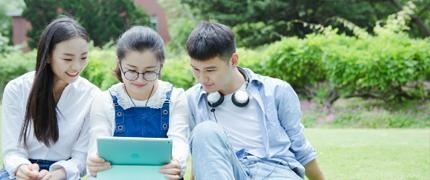 多看英语电视剧或电影