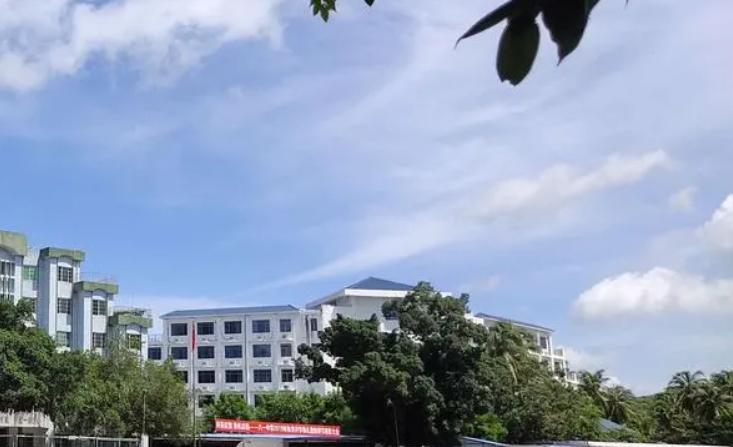 三亚市榆林八一中学地址在哪里，哪个地区，哪个城市