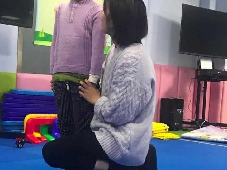 陪伴自闭症儿童.jpg