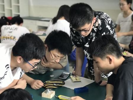泰州中学国际部物理实验课.jpg