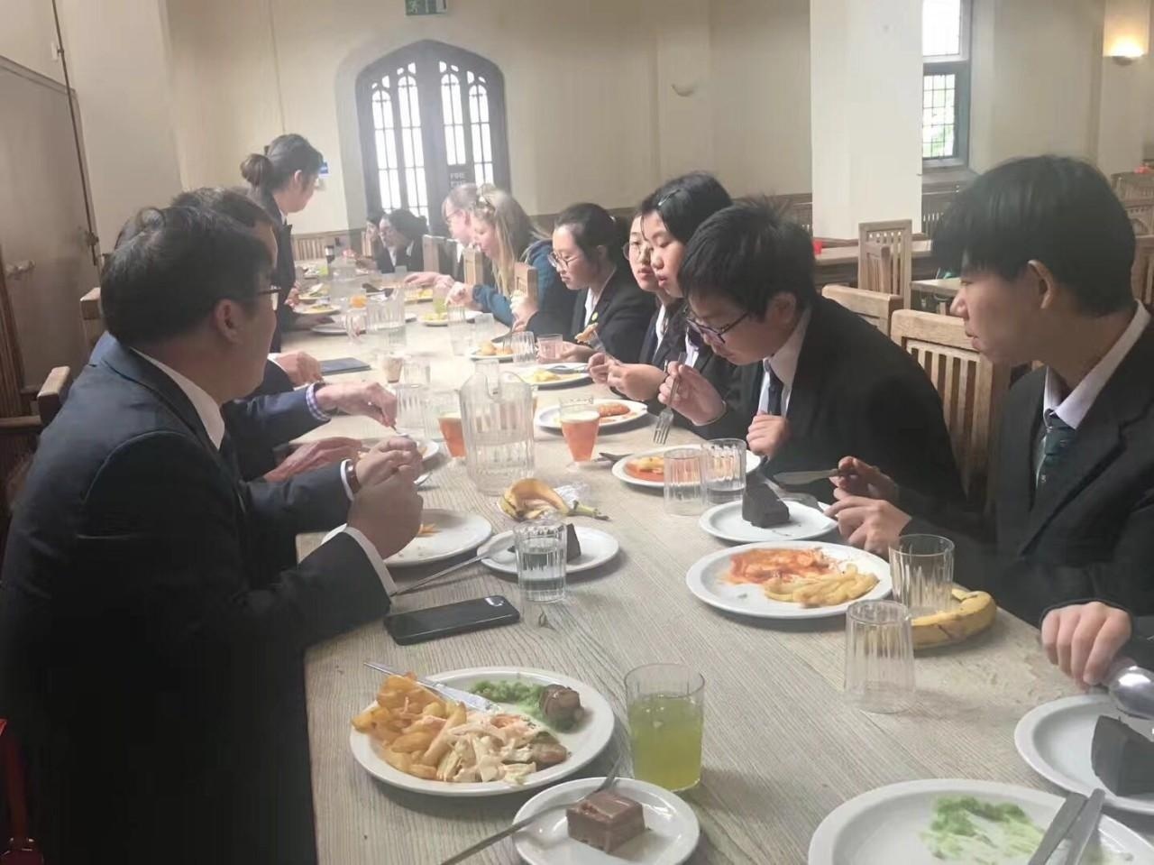 李远校长在米德尔顿公学与学生共进午餐.jpg