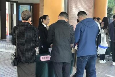 学生家长们在了解情况