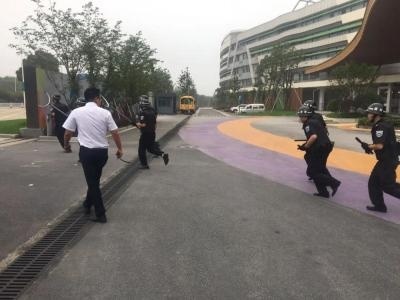 记湖州帕丁顿双语学校反恐防暴演练2.jpg