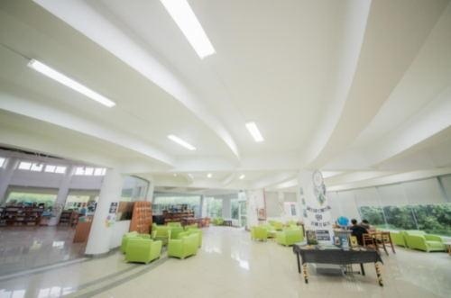 中加枫华国际学校图书馆