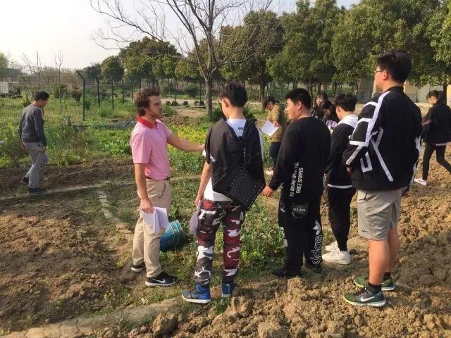 外教指导学生耕种.jpg