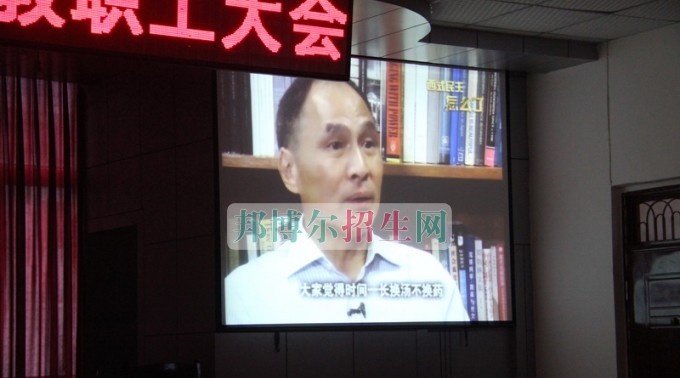 四川省南江县职业中学教师学习观看“西式民主怎么了”专题片