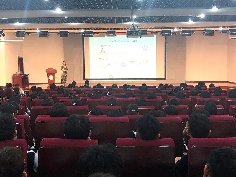 光华剑桥顺利举行新学年次年级表彰大会.jpg