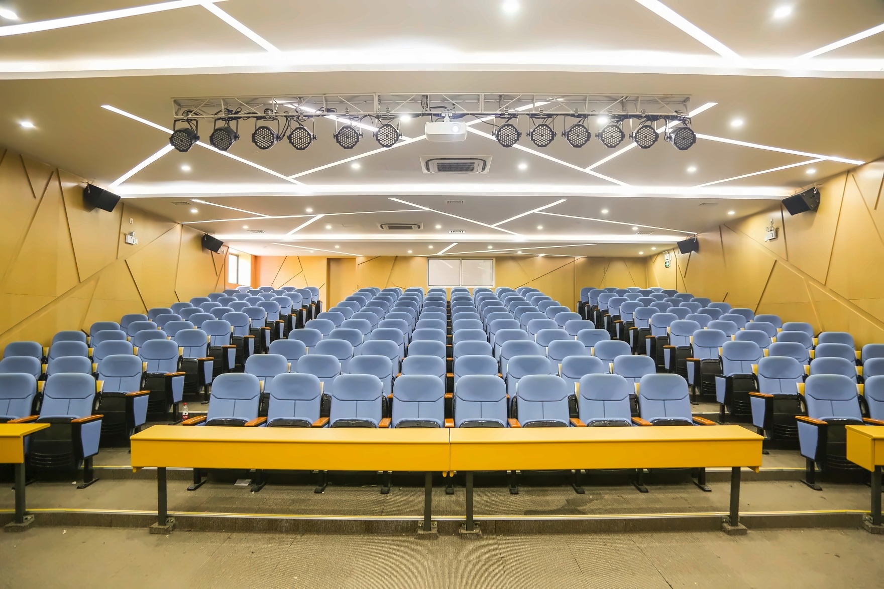 上海市燎原双语学校LYBS 多媒体阶梯教室