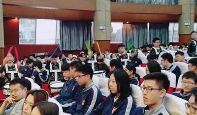认真欣赏演奏的学生们.jpg