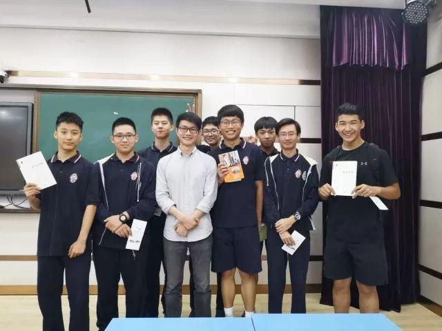 学生与汪老师合影.jpg