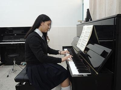 学生琴房练琴