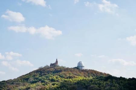 学校天台眺望佘山.jpg