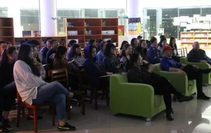 枫华学子脱口秀精彩表现回顾：川普打贸易战太嫩了