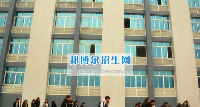 南充师范学校2016——2017学年度(下)期第三周朝会仪式成功举行