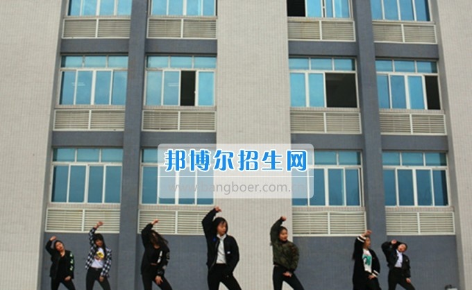 南充师范学校2016——2017学年度(下)期第三周朝会仪式成功举行